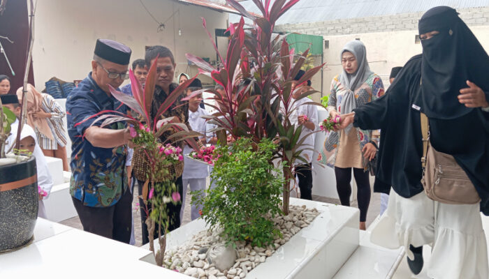 Peringati HUT RI ke-79, Staf DPD RI dan Santri Ziarah ke Makam Mantan Bupati Gorontalo