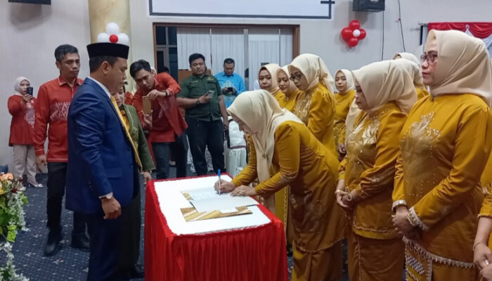 Zulfikar Usira Kukuhkan Persatuan Istri Anggota DPRD Kabupaten Gorontalo