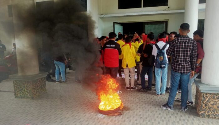 Demo di DPRD, Mahasiswa Minta Direktur RSUD M.M Dunda Dicopot