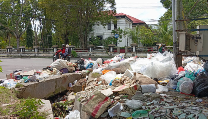 Jalan Kompleks Kantor Bupati Gorontalo Jadi Tumpukan Sampah