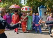 Bupati Sofyan Puhi Jalani Prosesi Adat Moloopu di Rumah Dinas