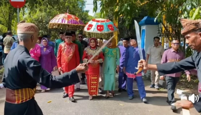 Bupati Sofyan Puhi Jalani Prosesi Adat Moloopu di Rumah Dinas