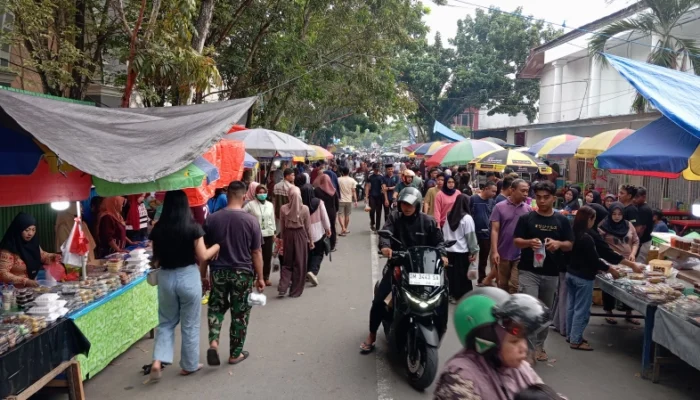 Kawasan Pakaya Tower Jadi Tempat Favorit Berburu Takjil