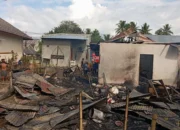 Ditinggal Beli Obat, Dua Rumah di Telaga Ludes Terbakar