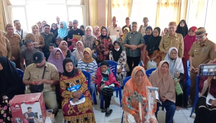 Bupati Sofyan Serahkan Bantuan Atensi ke Penyandang Disabilitas dan Lansia