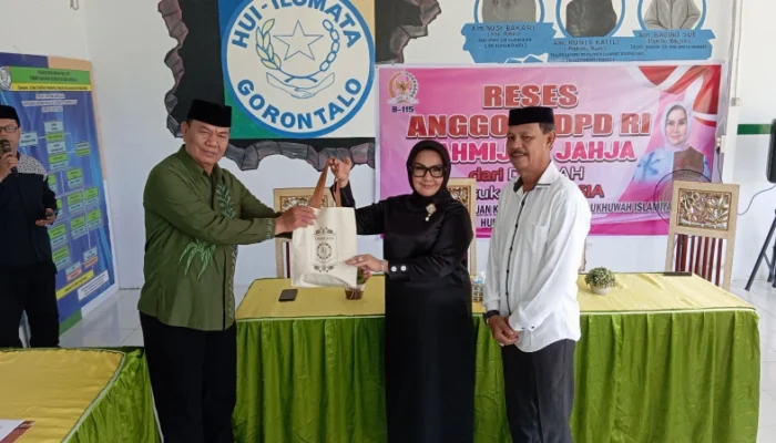 Dukung Perkembangan HUI Ilomata Gorontalo, Rahmijati Jahja Serahkan Bantuan Uang Tunai