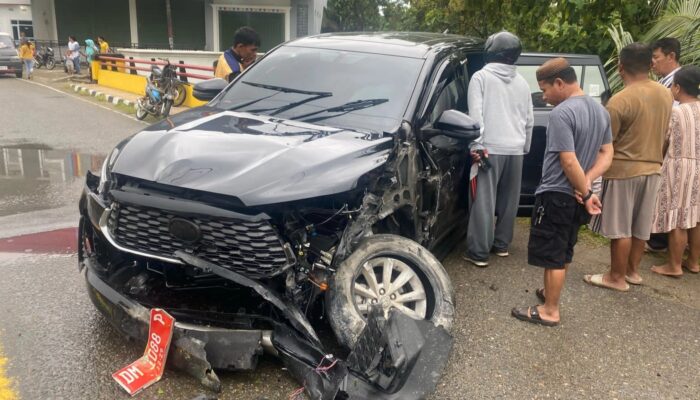 BREAKING NEWS: Mobil Ditumpangi Ketua Bawaslu Provinsi Kecelakaan