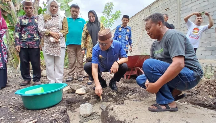 Cegah Stunting, Bupati Sofyan Letakkan Batu Pertama Pembangunan Jamban