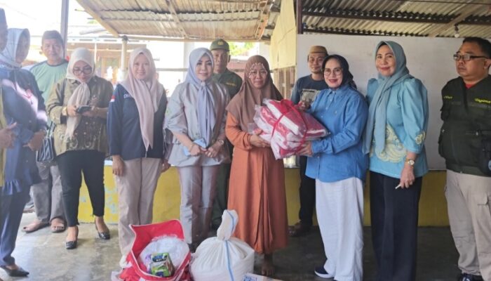 Ketua TP PKK Kabgor Salurkan Bantuan Korban Angin Puting Beliung
