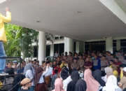 Breaking News: Puluhan Massa Gelar Demo di Kantor Bupati, Tuntut Perbaikan Jembatan Pulubala