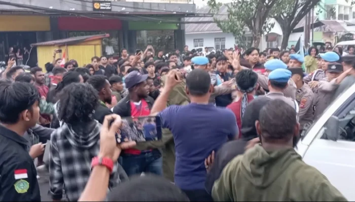 Massa Aksi Dan Aparat Bentrok Saat Demo di Polda Gorontalo
