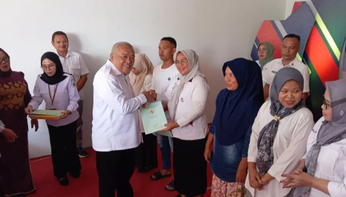 Wabup Tonny Serahkan Sertifikat Tanah Kepada Warga Huidu
