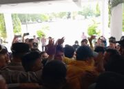 Demo Tuntut Perbaikan Jembatan Pulubala Sempat Memanas, Massa dan Aparat Saling Dorong