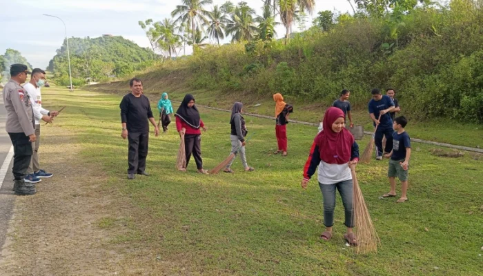 Tindaklanjuti Instruksi Bupati, Pemerintah Kecamatan Telaga Biru dan Desa Gerebek Sampah di GORR