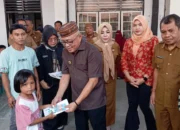 Bupati Sofyan Serahkan Bantuan Atensi Kepada Anak Yatim Piatu