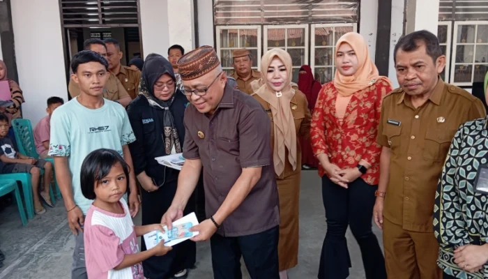 Bupati Sofyan Serahkan Bantuan Atensi Kepada Anak Yatim Piatu