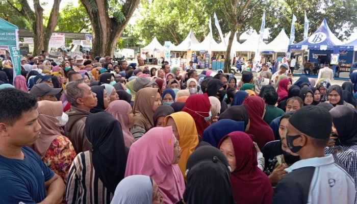 Ribuan Warga Serbu Pasar Murah di Mapolda Gorontalo