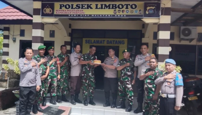 TNI Beri Kejutan Manis untuk Polsek Limboto di HUT Bhayangkara ke-79