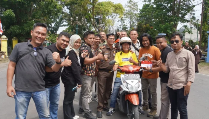 Semarak HUT RI ke-80, Kejari dan Insan Pers Bagikan Bendera ke Pengendara
