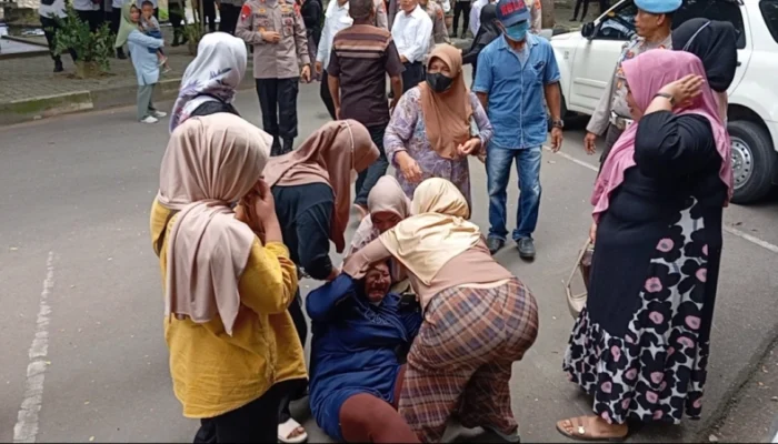 Minta Keadilan, Ibu Korban Dugaan Persetubuhan oleh Polisi Menangis Histeris di Polda Gorontalo