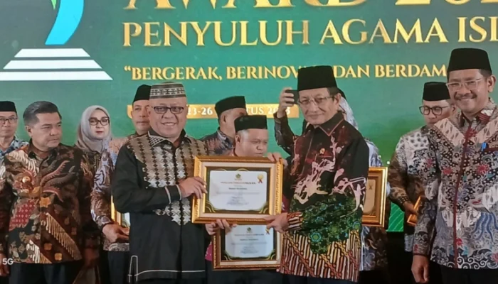 Dukung Penyuluh Agama, Bupati Sofyan Terima Penghargaan Kemenag