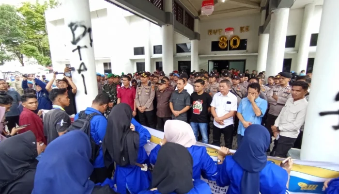 Bupati Sofyan Temui Massa yang Gelar Aksi di DPRD