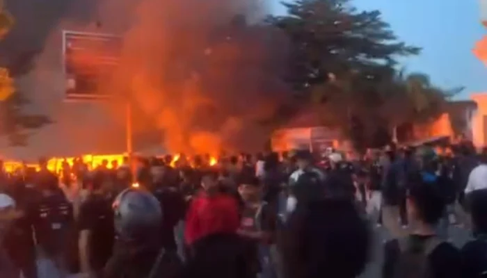 Ricuh di Perlimaan Telaga, Massa dan Polisi Bentrok