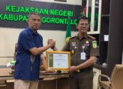 Berantas Rokok Ilegal, Kajari Abvianto Syaifulloh Raih Penghargaan dari Bea Cukai
