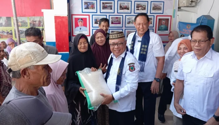 Ringankan Beban Warga, Bupati Sofyan Salurkan Bantuan Pangan