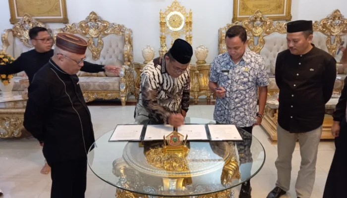 Pemkab Gorontalo Teken Kerja Sama dengan Pemprov untuk Pengelolaan Lapangan Golf dan Pacuan Kuda