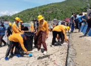 Kontingen Saka Bahari Gelar Aksi Bersih-Bersih di Pantai Wisata Botubarani
