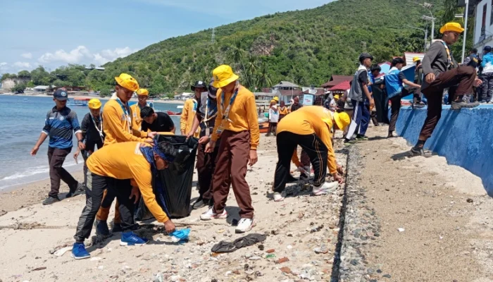Kontingen Saka Bahari Gelar Aksi Bersih-Bersih di Pantai Wisata Botubarani