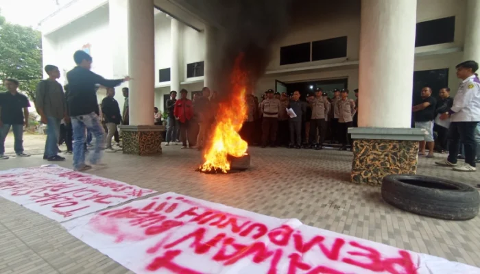 Breaking News: Puluhan Mahasiswa Gelar Aksi Tolak Soeharto Jadi Pahlawan Nasional