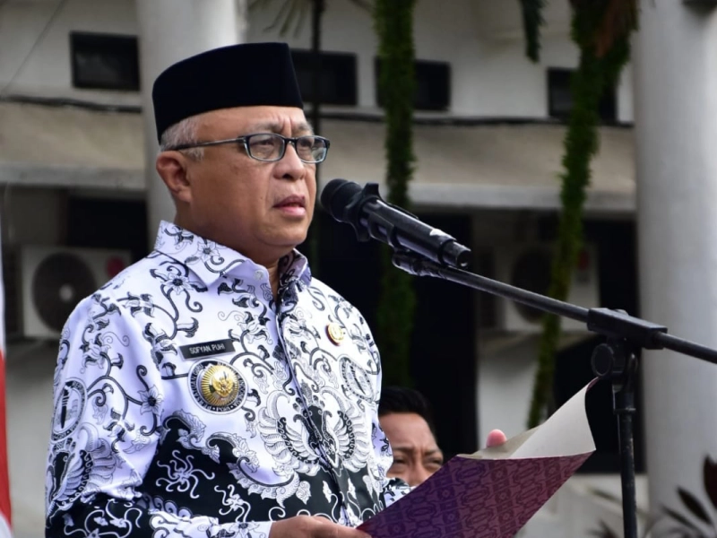 Bupati Gorontalo, Sofyan Puhi saat memimpin Apel Korpri. Foto: Ist.