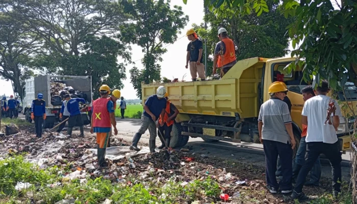 Tagana Gelar Aksi Bersih-Bersih di Jalan Reformasi, Tumpukan Sampah Ludes Terangkut