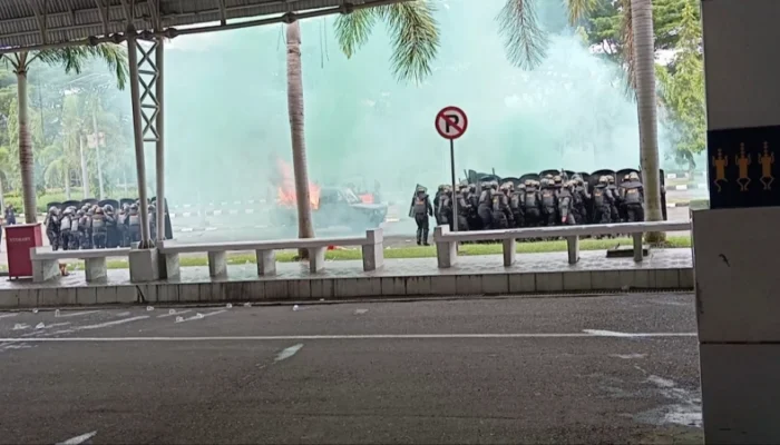 Ricuh di Bandara Djalaluddin, Satu Mobil Dibakar Massa