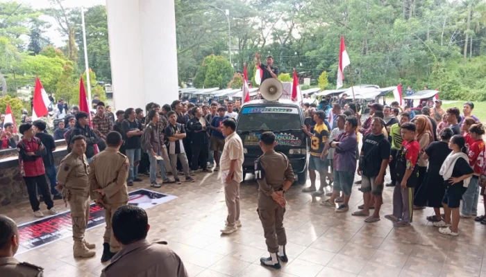Ratusan Massa Geruduk DPRD Bone Bolango, Desak Akhiri Praktik Nepotisme