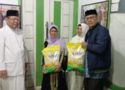 Anggota DPD RI Rahmijati Jahja Salurkan Bantuan Beras untuk Majelis Taklim di Kayubulan