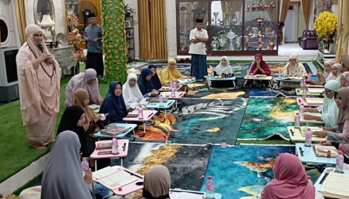 Momentum Ramadan, Senator Rahmijati Jahja Rutin Gelar Tadarus Bersama Warga