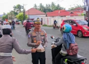 Ramadan Berkah, Polantas Polda Gorontalo Berbagi Takjil ke Masyarakat