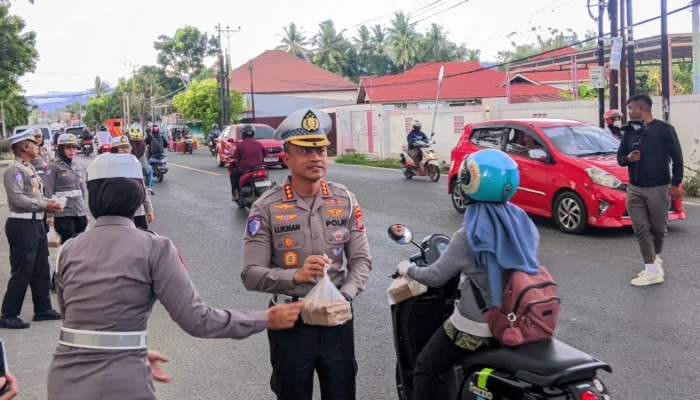 Ramadan Berkah, Polantas Polda Gorontalo Berbagi Takjil ke Masyarakat