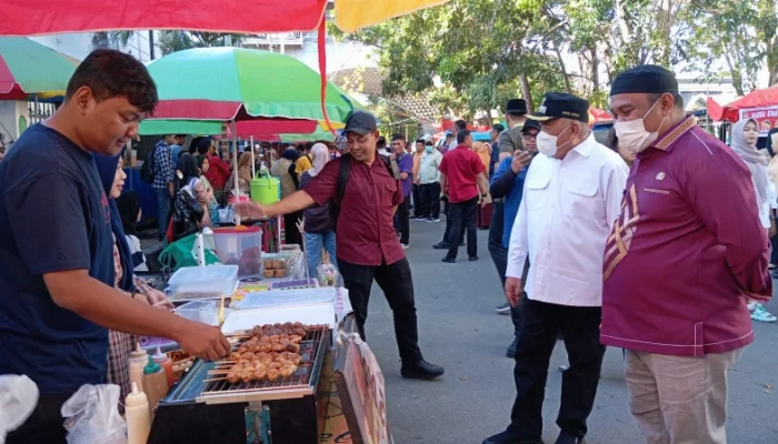 Pastikan Aman Dikonsumsi, Pemda dan BPOM Periksa Takjil di Kawasan Menara Pakaya