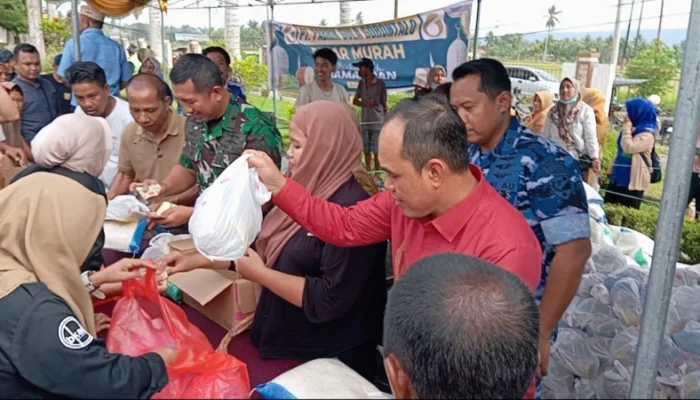 Antusias Warga Tinggi, Zulfikar Usira Turut Layani Pembeli di Pasar Murah