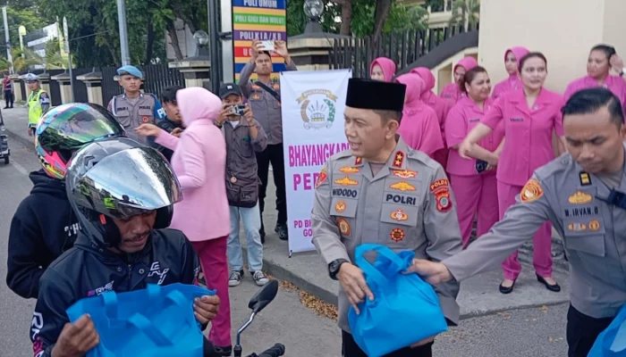 Pererat Kebersamaan Ramadan, Polda Gorontalo Tebar 500 Paket Takjil ke Penguna Jalan
