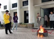 Kesal Tak Ada Kejelasan, Massa Aksi Bakar Papan Nama RM dan Coret Pintu DPRD “BK Mandul”