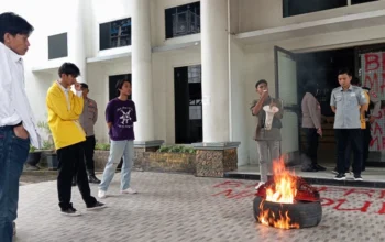 Kesal Tak Ada Kejelasan, Massa Aksi Bakar Papan Nama RM dan Coret Pintu DPRD “BK Mandul”