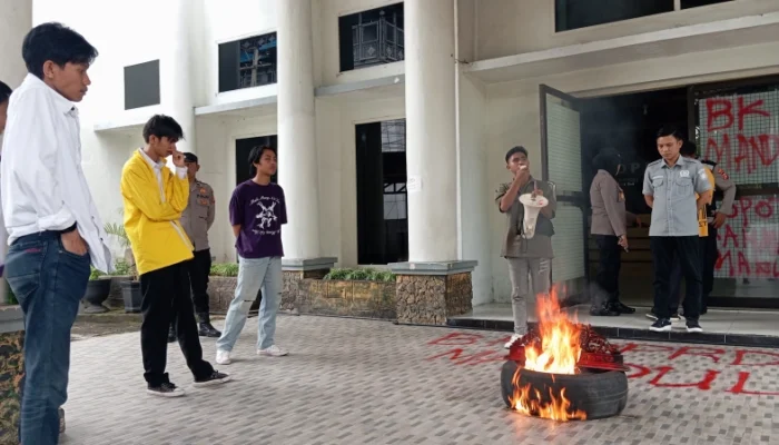 Kesal Tak Ada Kejelasan, Massa Aksi Bakar Papan Nama RM dan Coret Pintu DPRD “BK Mandul”