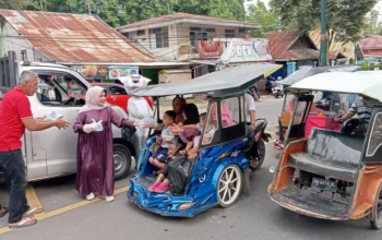 Momentum Ramadan, Rahmijati Jahja Bagikan Ratusan Takjil ke Pengguna Jalan