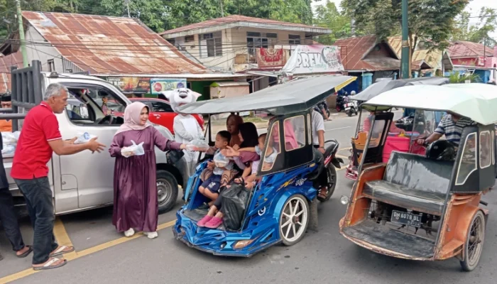 Momentum Ramadan, Rahmijati Jahja Bagikan Ratusan Takjil ke Pengguna Jalan