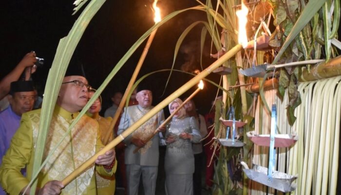 Rawat Tradisi Ramadan, Sofyan-Tonny Nyalakan Tumbilotohe di Rumah Dinas Bupati